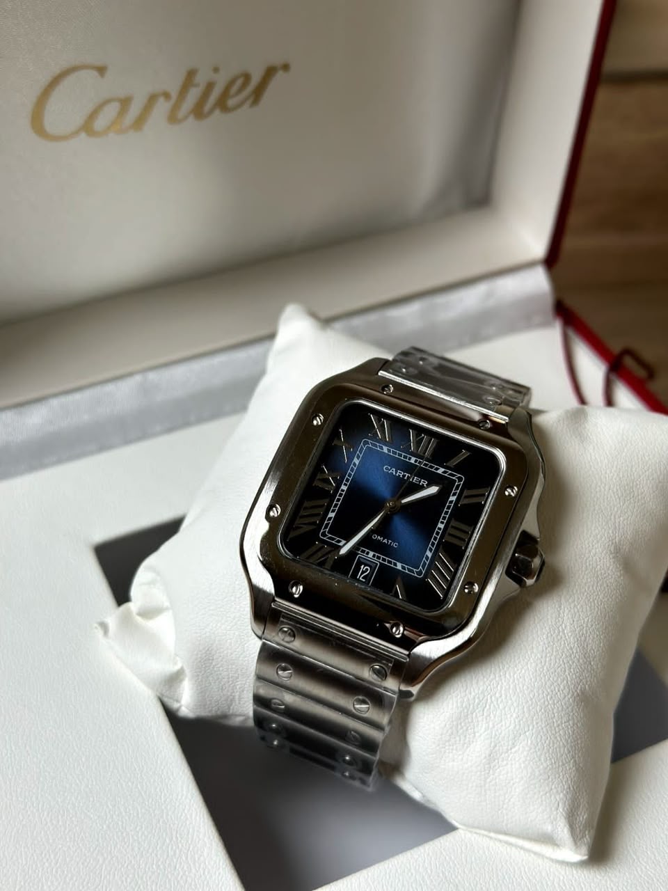 Cartier Santos de Cartier – Cadran Bleu, Boîtier en Acier et Design Iconique