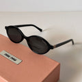 Lunettes de Soleil Miu Miu – Silhouette Ovale Chic (Disponible en Noir et Écaille)
