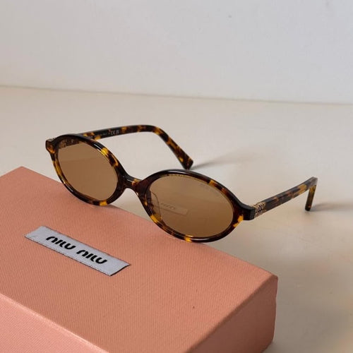 Lunettes de Soleil Miu Miu – Silhouette Ovale Chic (Disponible en Noir et Écaille)