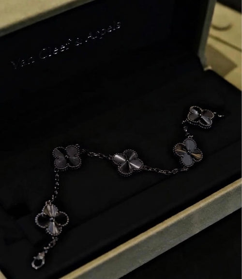 Bracelet Trèfle "Lucky Charm" – Élégance Minimaliste (Disponible en Argent et Noir)